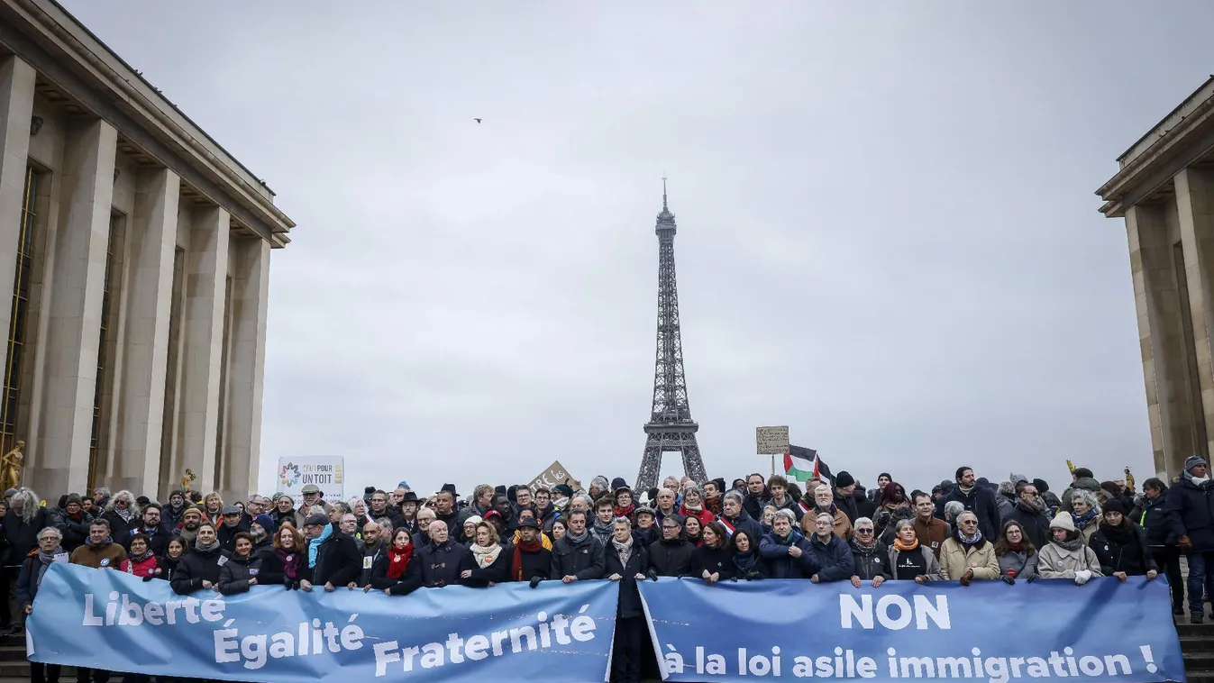 Franciaországban tízezrek tüntettek az új bevándorlási törvény ellen