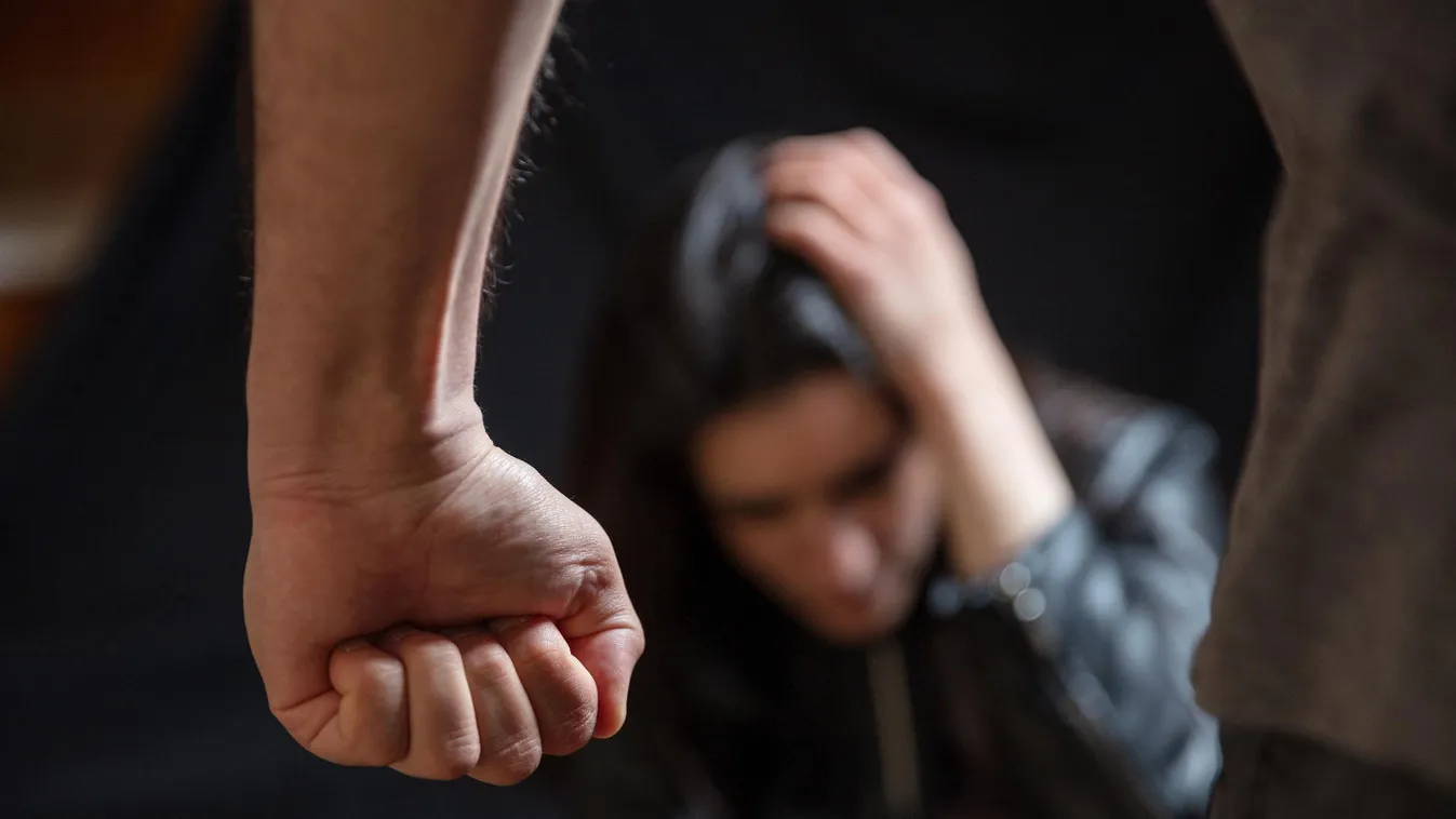 A hajánál fogva ráncigálta ki feleségét az autóból