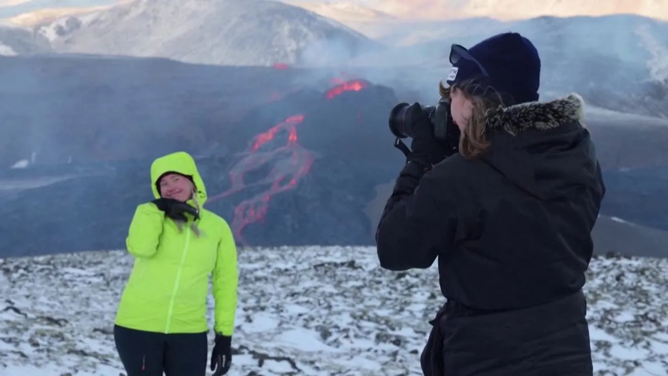 Számolatlanul készülnek a szelfik a lávafolyamnál