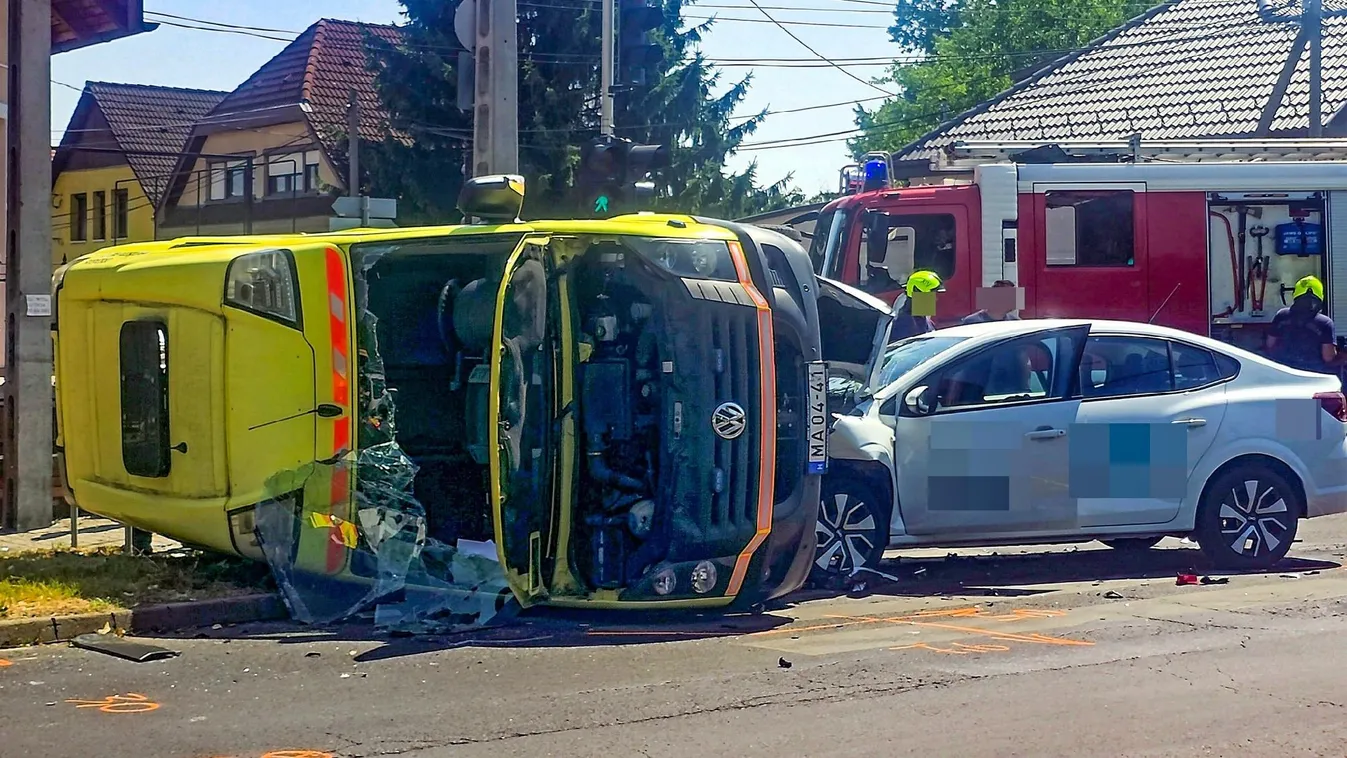 Megkülönböztető jelzést használó mentőautóba csapódott egy autó