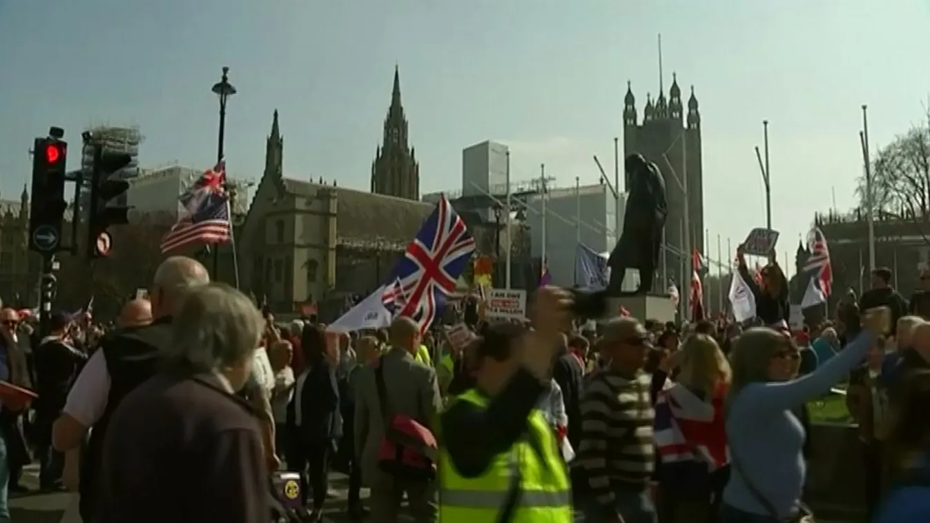 „Szégyelljétek magatokat!” – utcára vonultak a brexit-pártiak