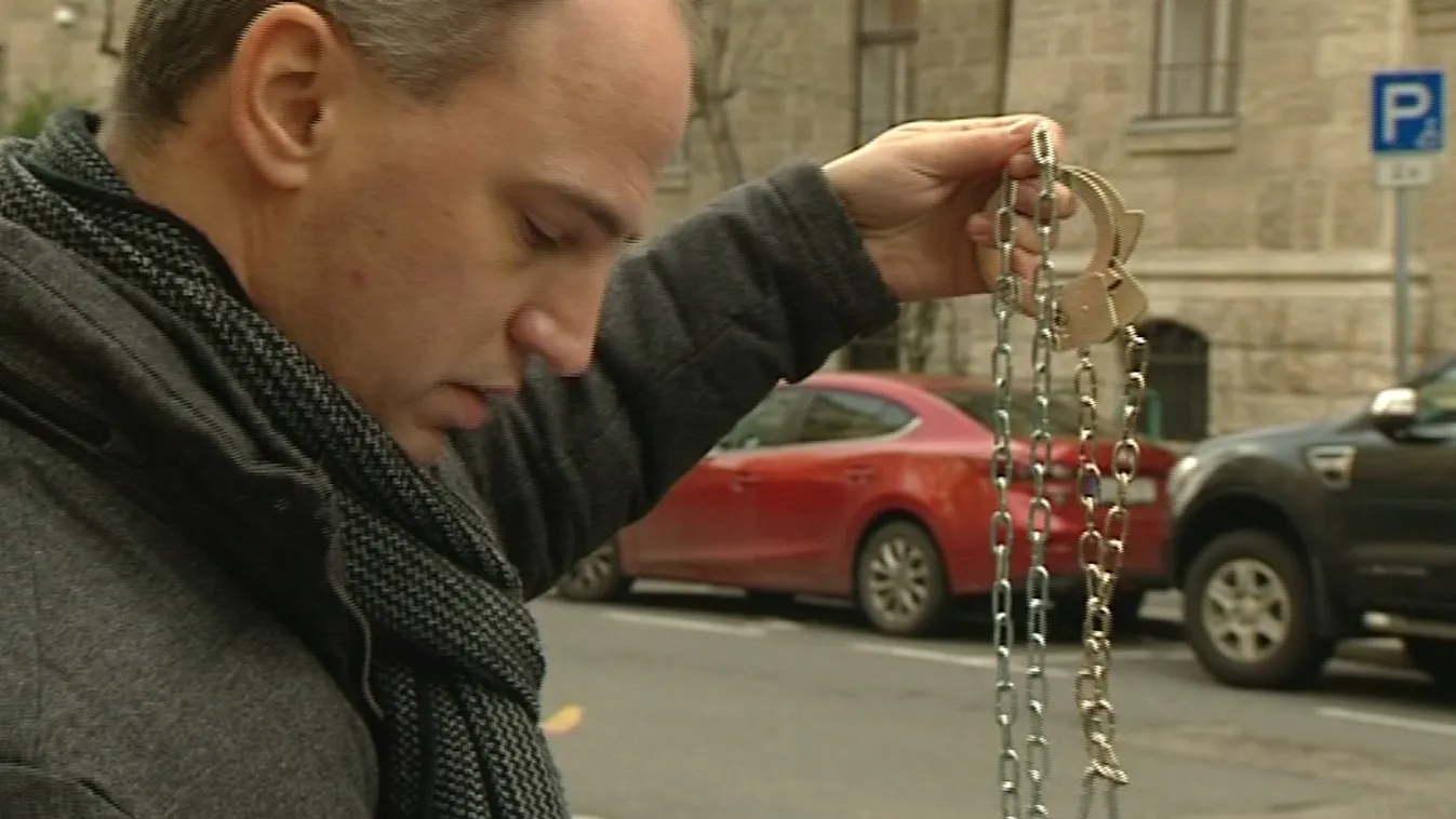 Bilincset és láncot küldtek Polt Péternek