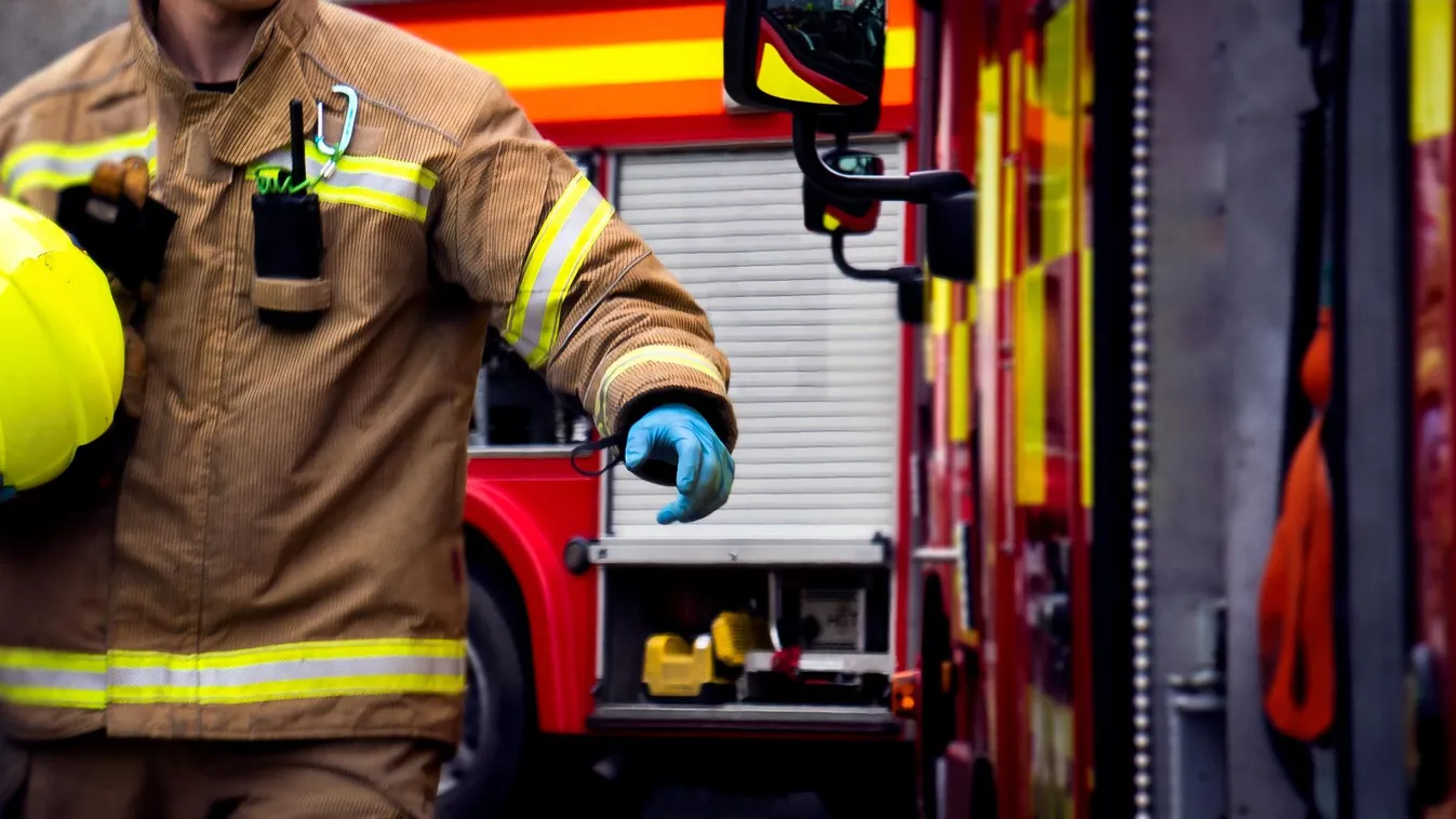 Tűz miatt kellett kiüríteni egy társasházat a fővárosban kedd éjszaka