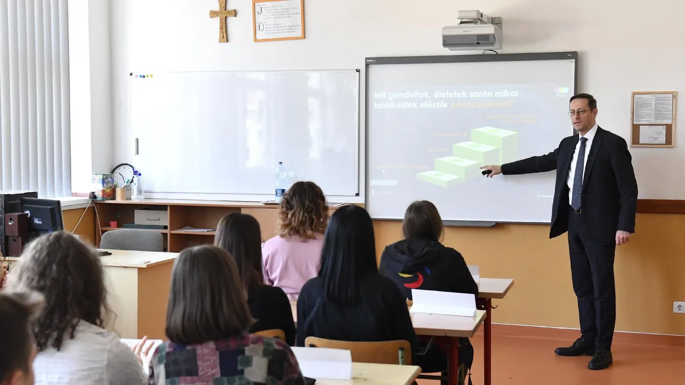Varga Mihály: Az iskolákban is oktatni kell a pénzzel való bánásmódot