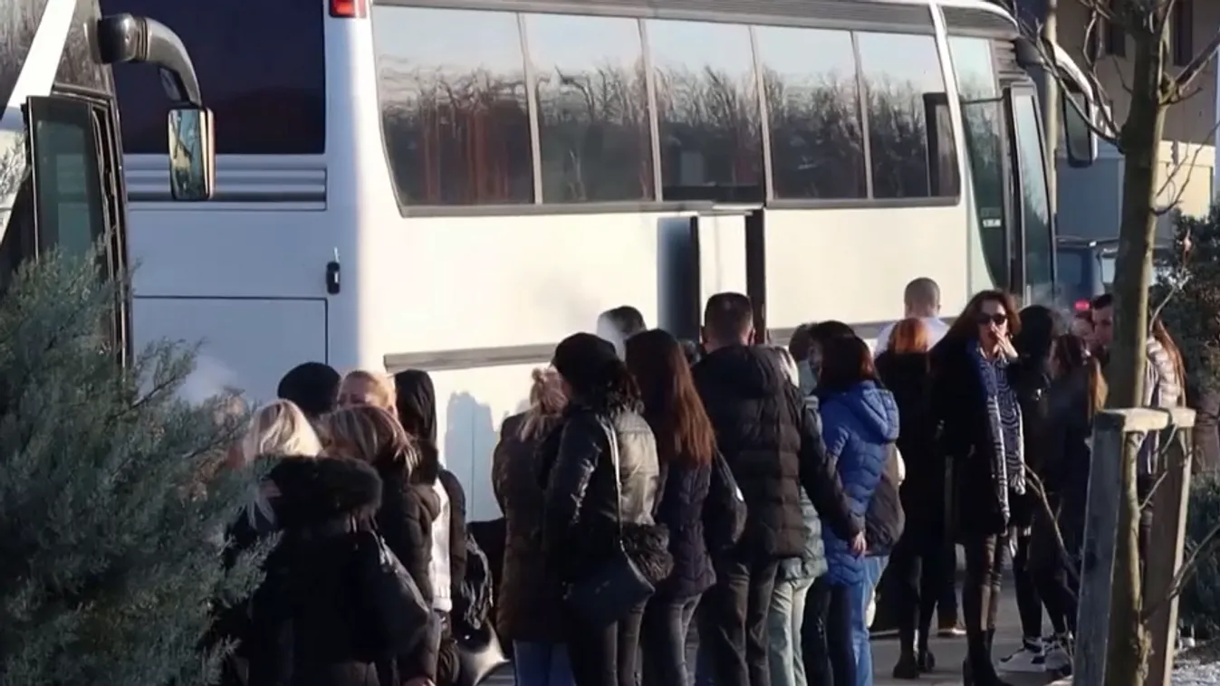 Tömegesen indultak Szerbiába a választások miatt a koszovói szerbek + videó