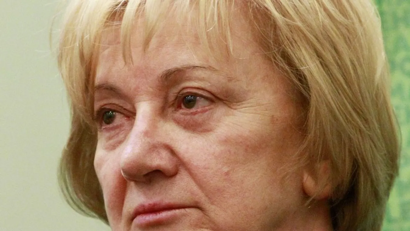 „A kormány az út szélén hagyta az időseket”