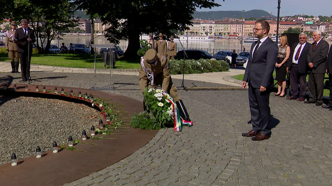 Koszorúkat helyeztek el Nagy Imre szobránál az ötvenhatos vértanúk emléknapján