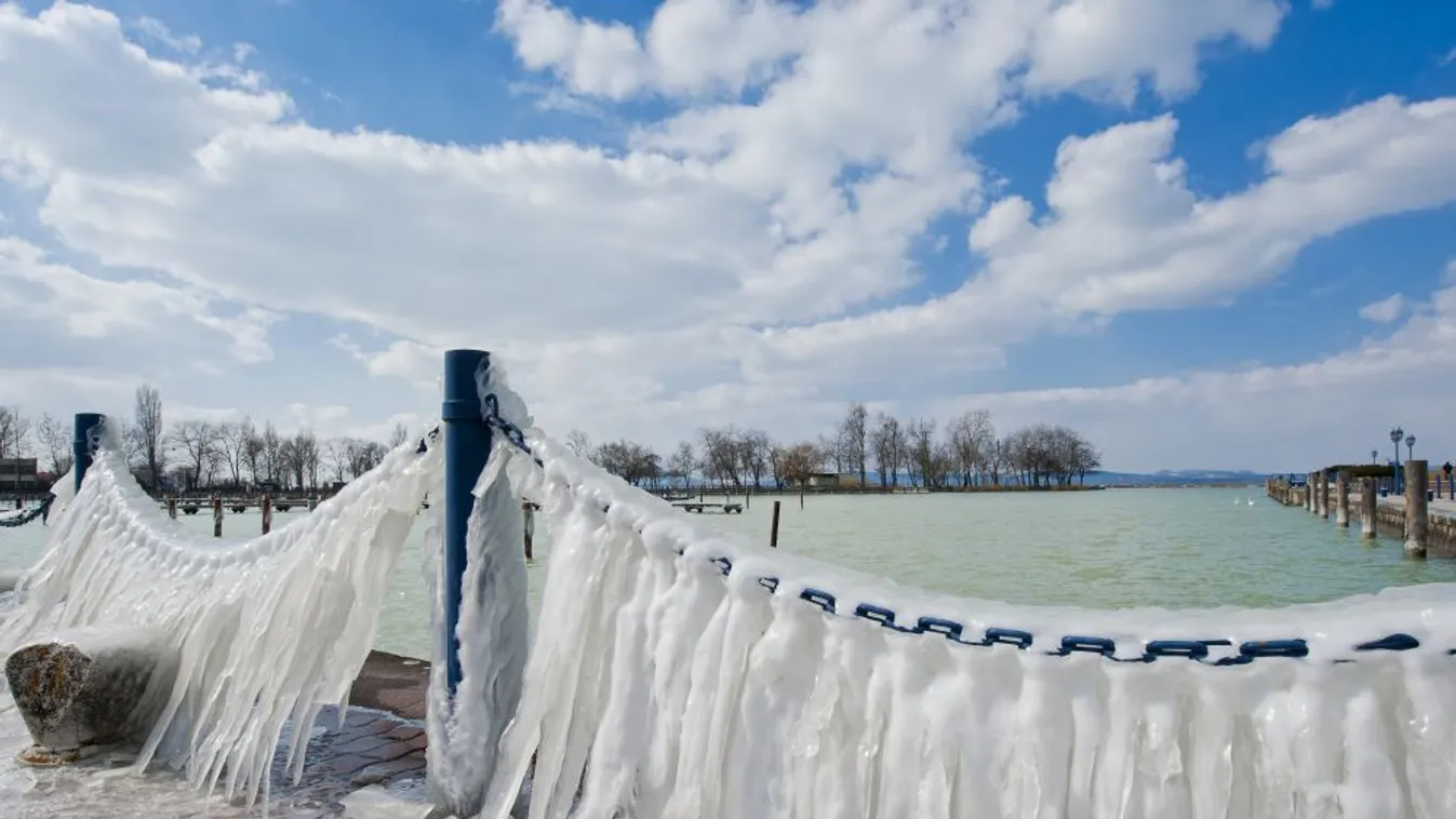 A Balatonnál már jegesedik a kicsapódó víz