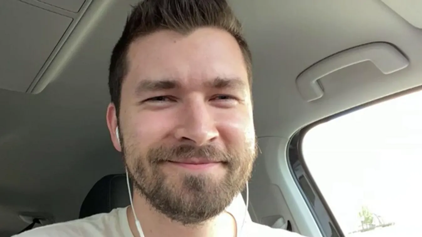 Bibliát vitt a Libri előtt akciózóknak a Hetek főszerkesztője