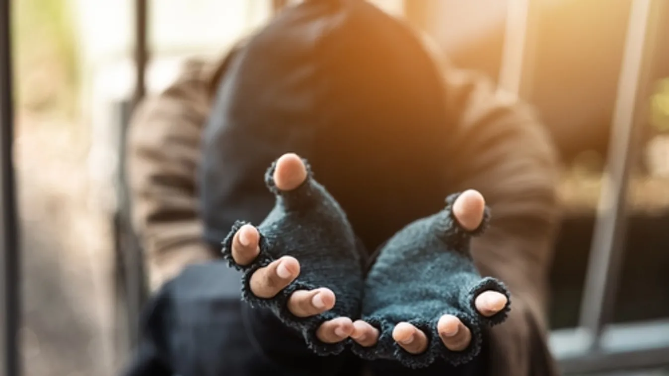 Erőszakos koldusok zaklattak egy fiatal lányt Pécs belvárosában