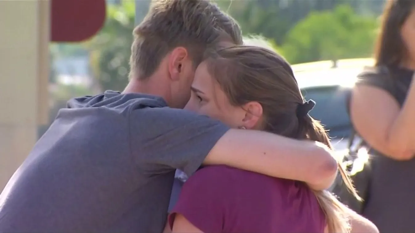 Fiatal fehér férfi a dél-kaliforniai zsinagógában lövöldöző merénylő