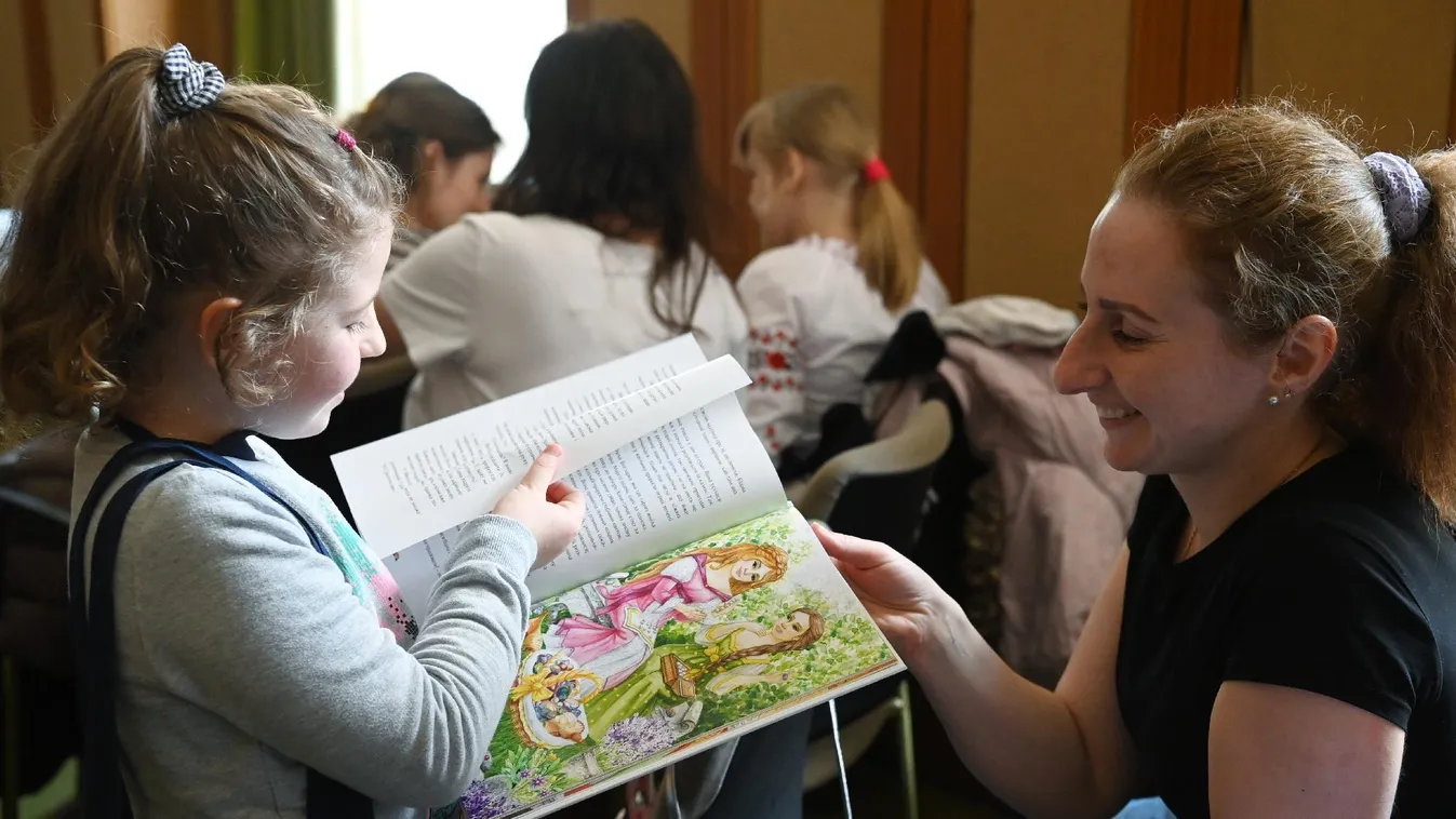Mesekönyvet és húsvéti csomagot vehettek át ukrán menekült gyerekek Budapesten