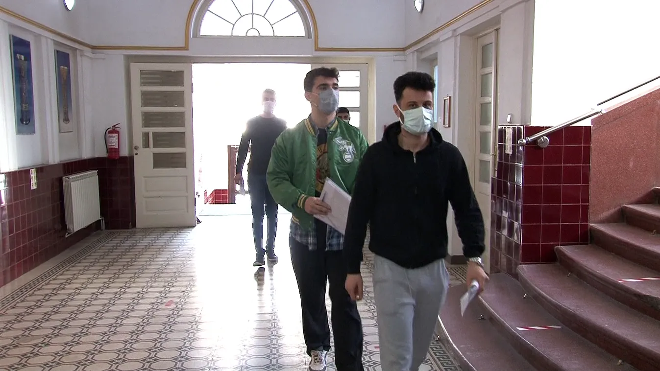 Harc a hallgatókért