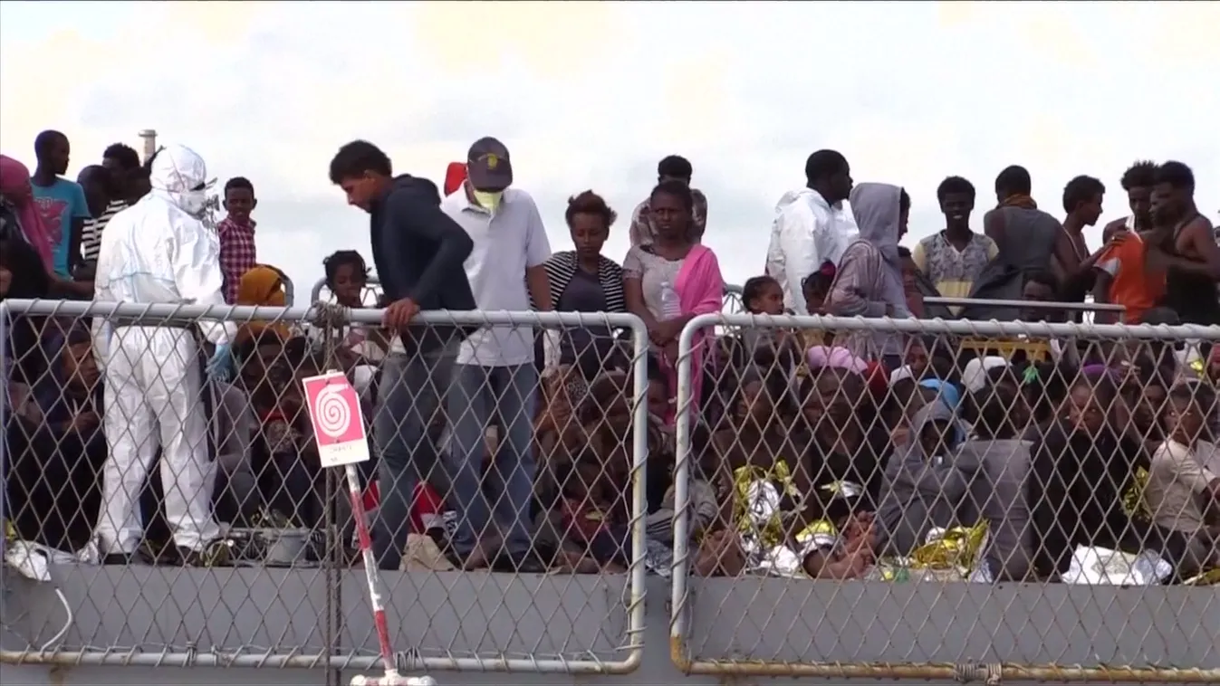 Több mint 200 illegális bevándoróval a fedélzetén kötött ki egy német segélyhajó