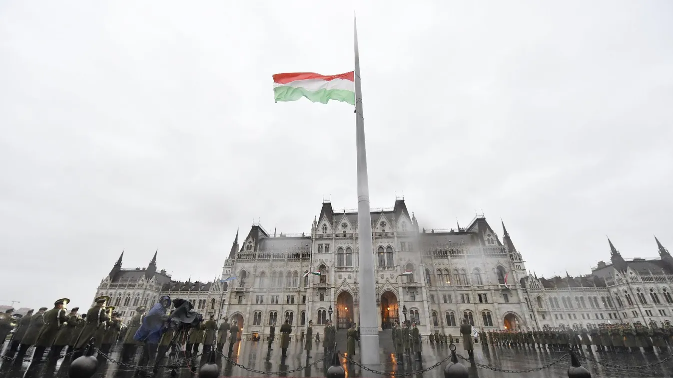 Szakadó esőben vonták fel a nemzeti lobogót a Kossuth téren