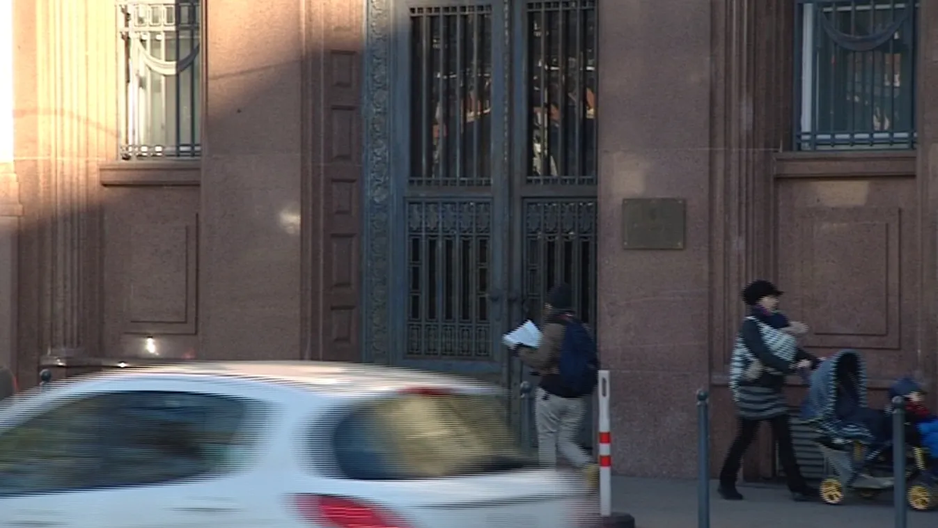 Dől a közpénz az állami cégek reklámozására