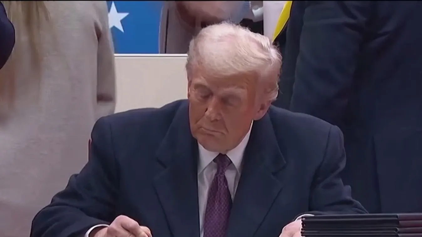 Drámai gyorsasággal látott munkához második ciklusa első napján Donald Trump  + videó