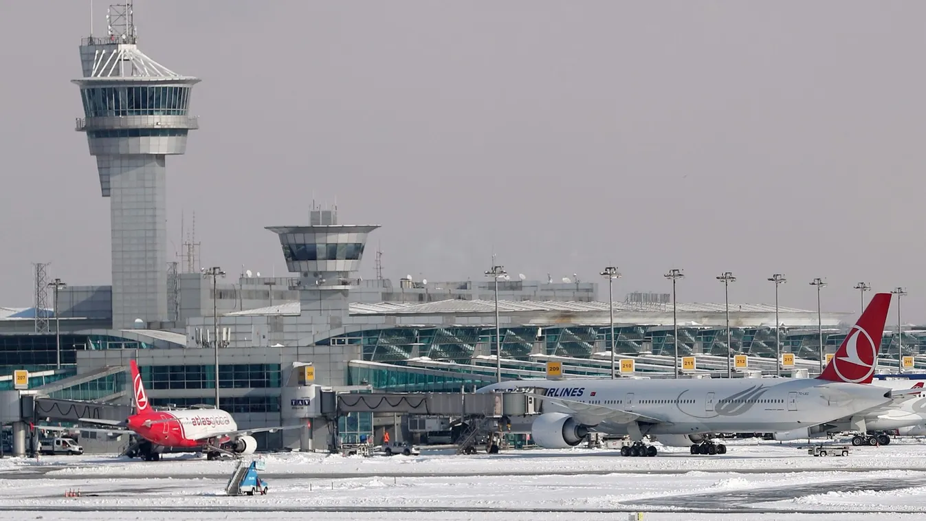 Túlfutott a leszállópályán és három darabra tört egy repülőgép Isztambulban