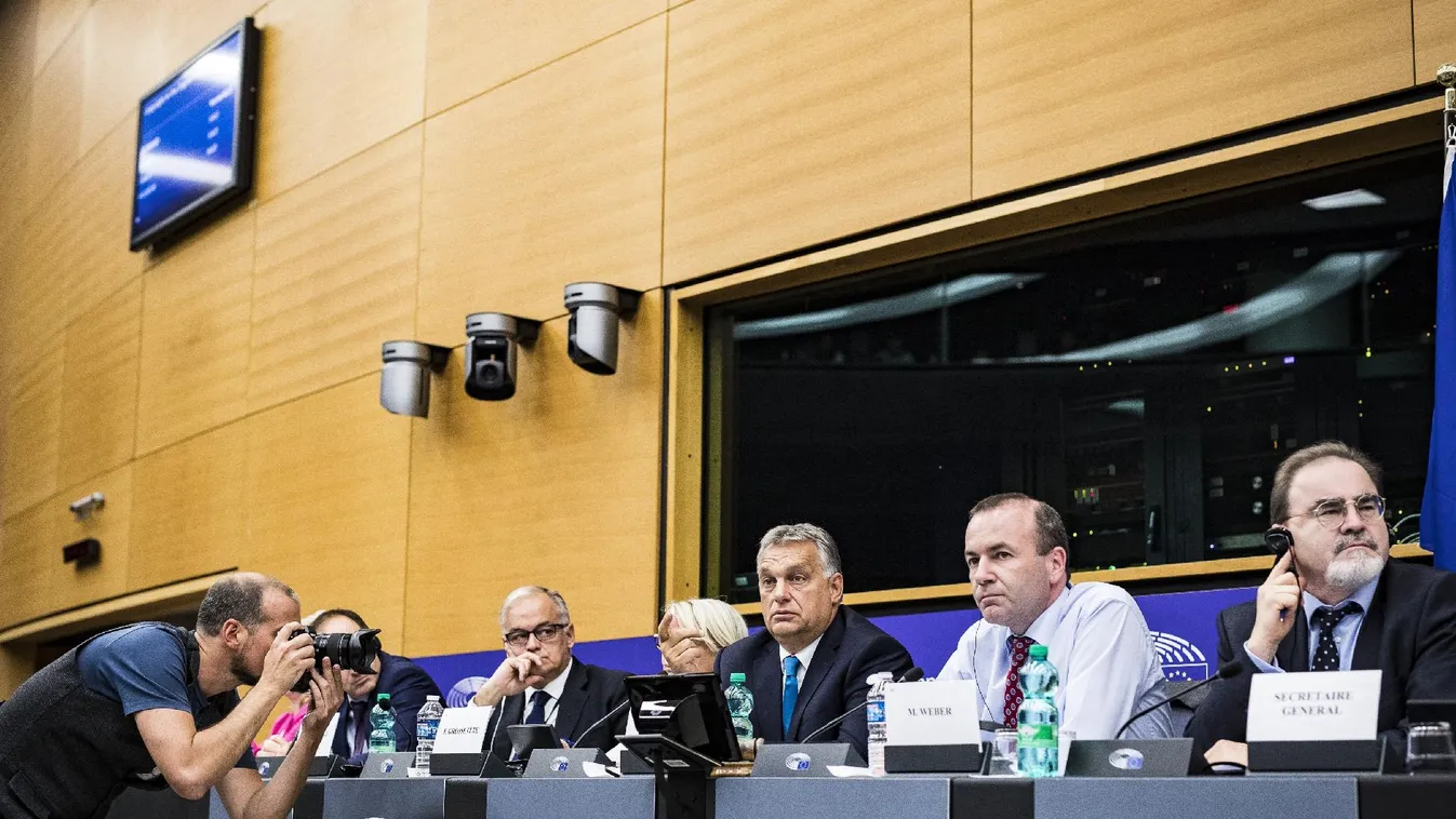 Orbán: Maradunk és harcolunk