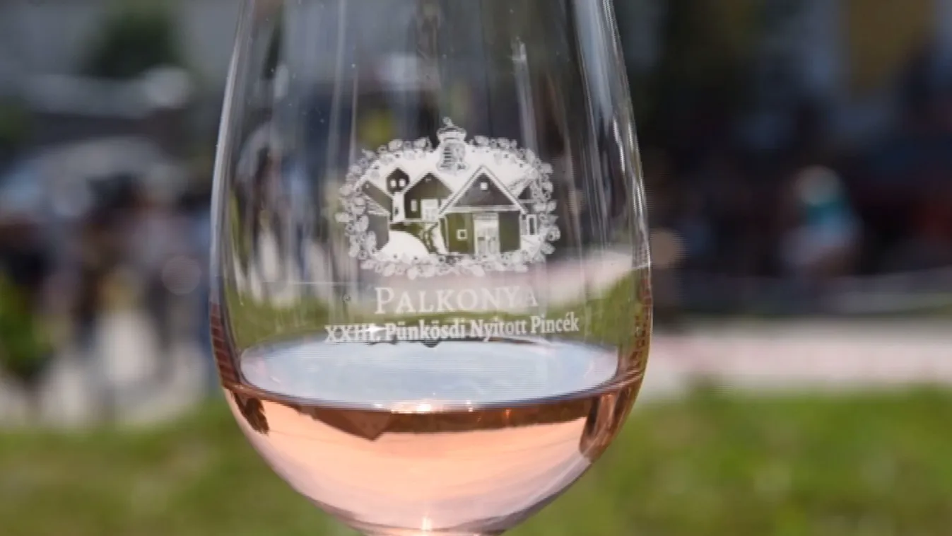 Ezrek kóstolgatták a jobbnál jobb borokat