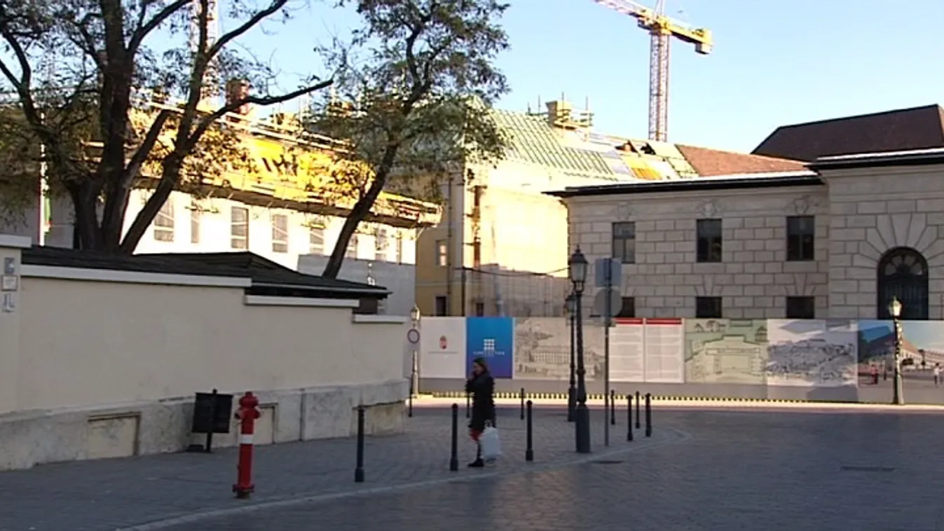 Külföldről, tízszeres áron? Antik bútorral rendezné be új várbeli szobáját Orbán