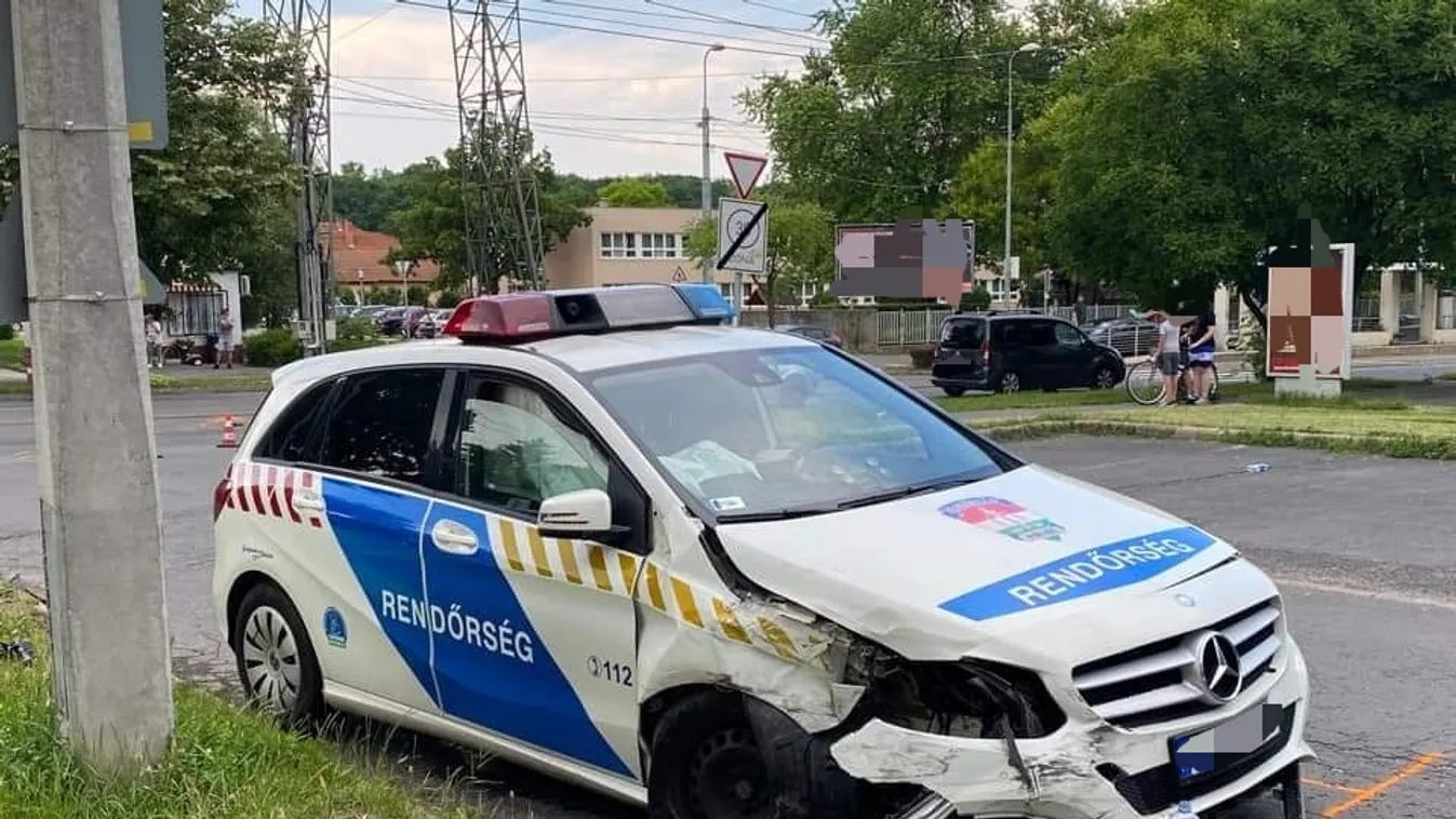 Gázoláshoz siető szirénázó rendőrautó elé kanyarodott egy Dacia Miskolcon