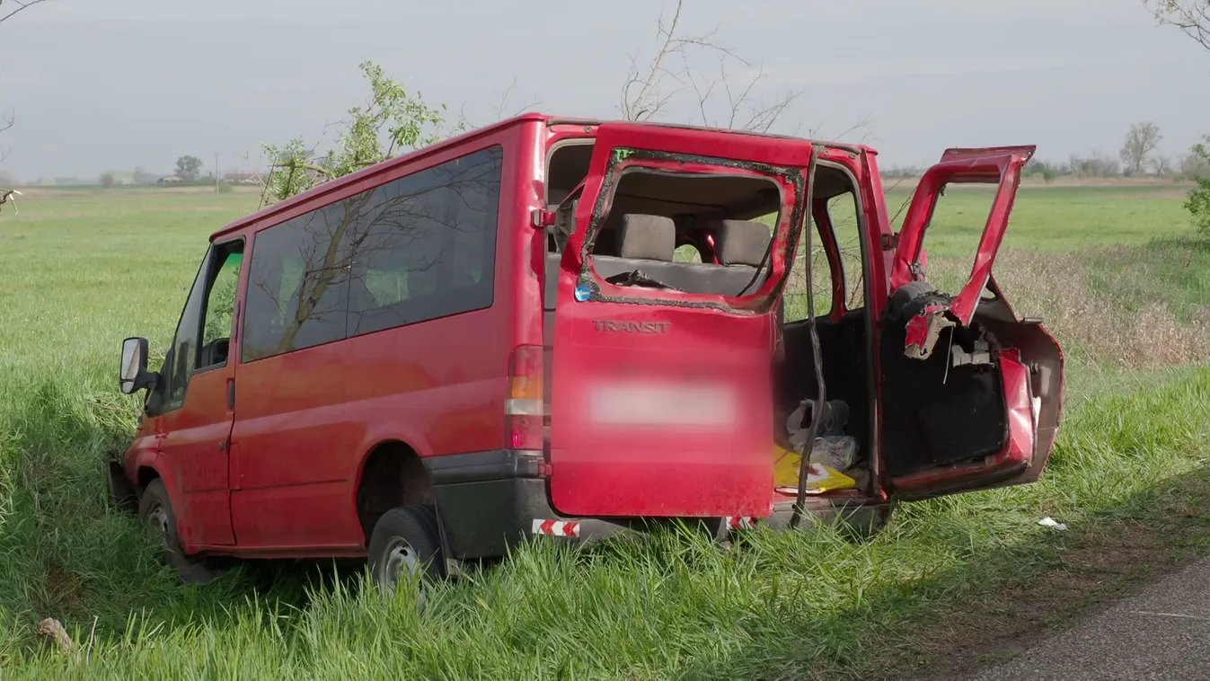 Árokba borult egy kisbusz Izsákon, nyolcan megsérültek