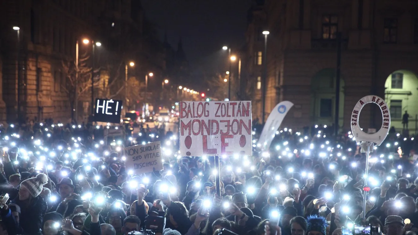 Az Operaház előtt tüntetnek szombaton