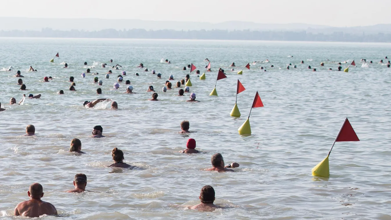 Rengetegen vannak a Balatonnál, az autójukban is elalszanak a turisták