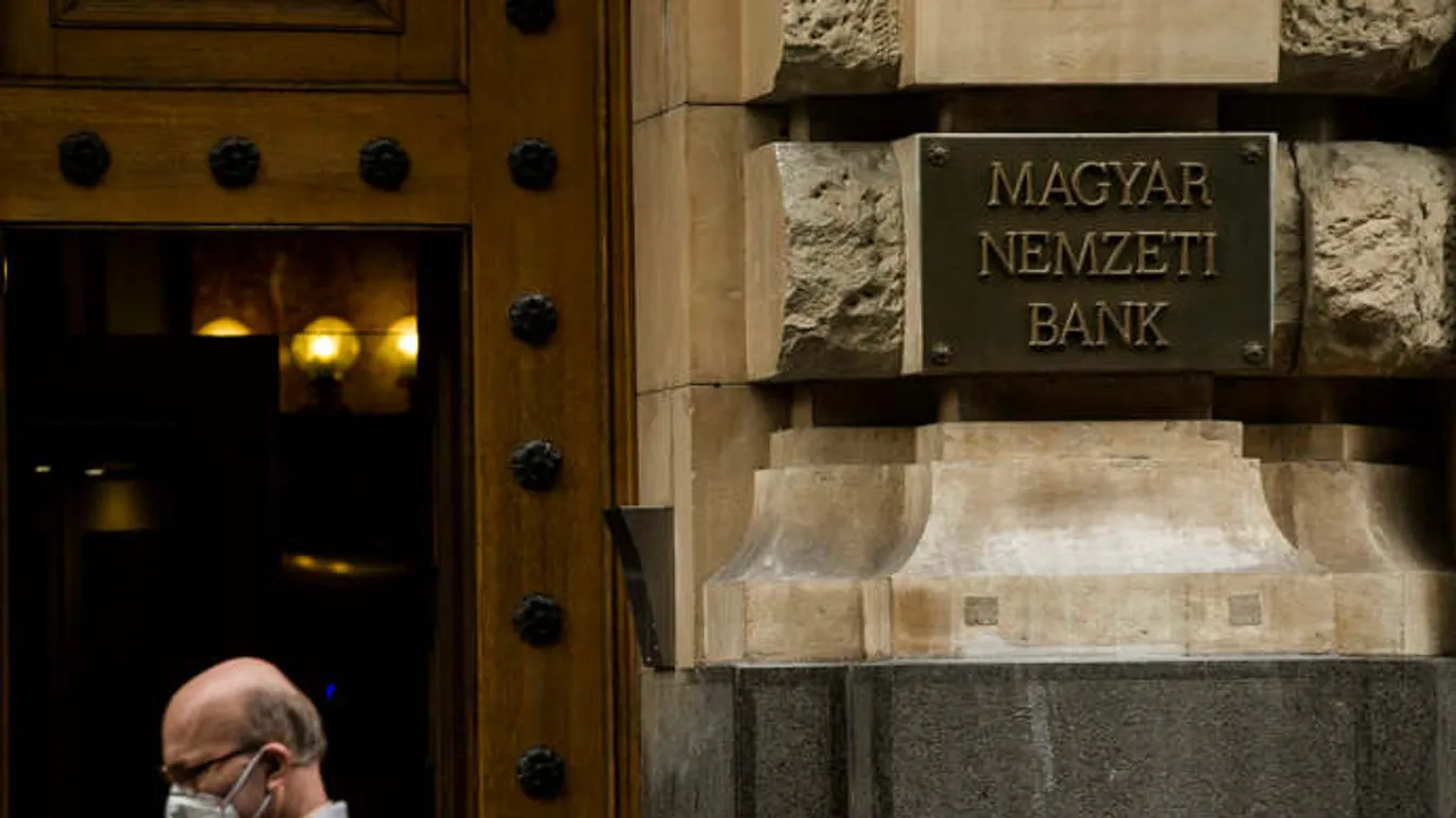 Csak az őszre várnak jegybanki beavatkozást