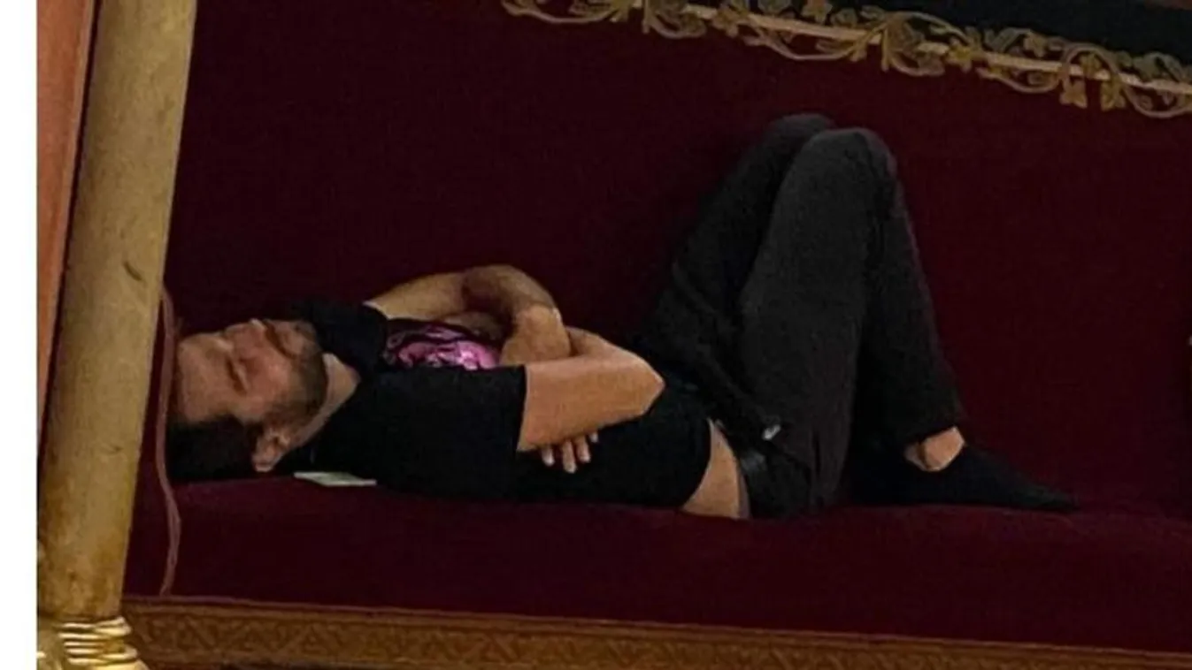 Átmenetileg kitiltották a parlamentben szunyókáló telexes újságírót az Országházból