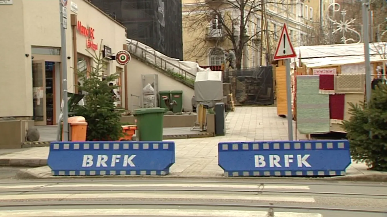 Zavarják a járókelőket a Böszörményi út betonpilonjai