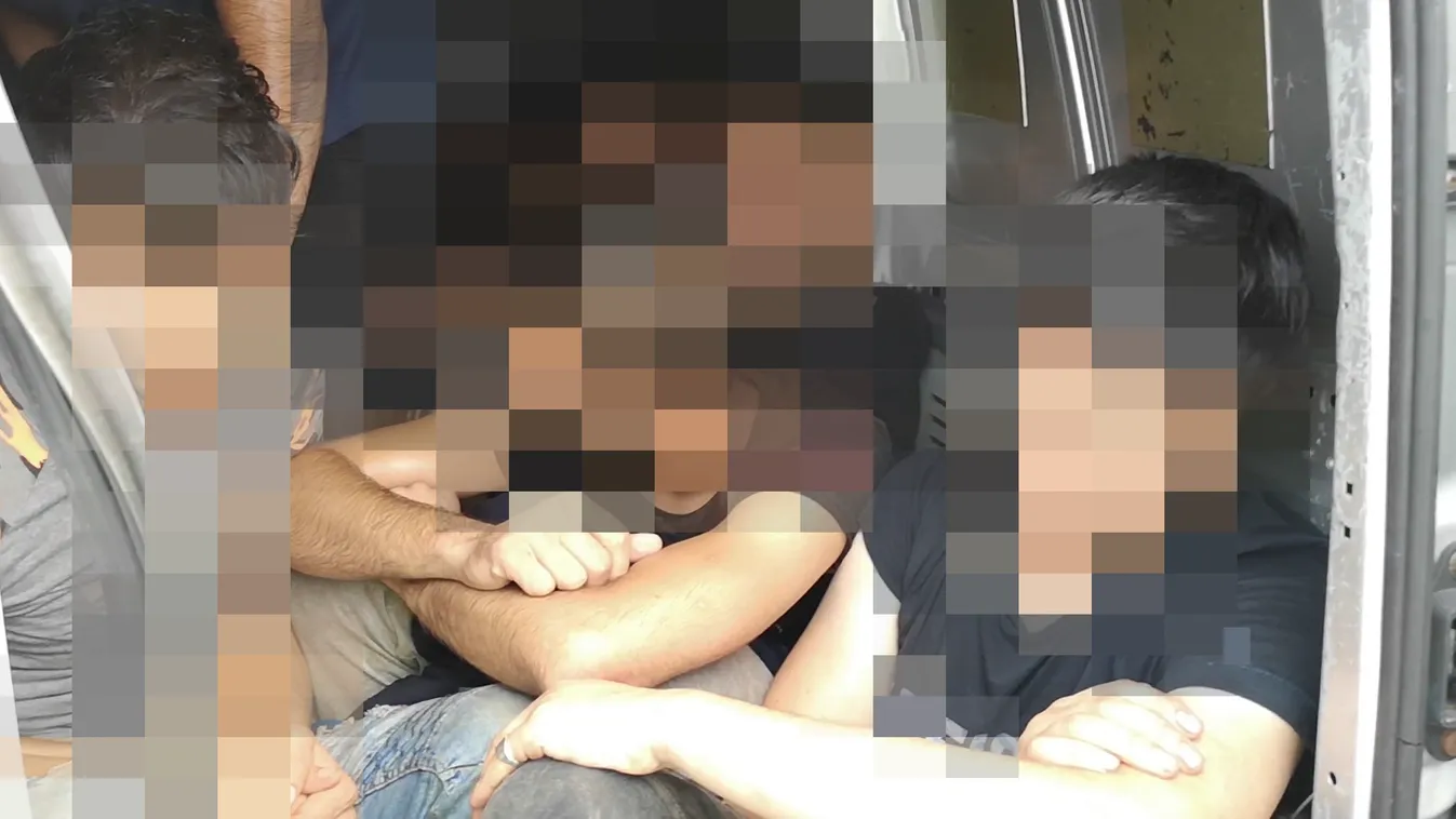 Tizenhat migránst zsúfoltak össze egy furgonba