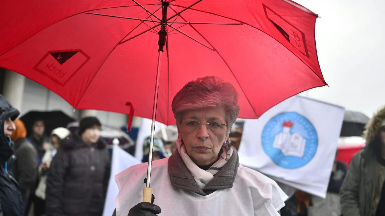 Lyukasóra – Napról napra