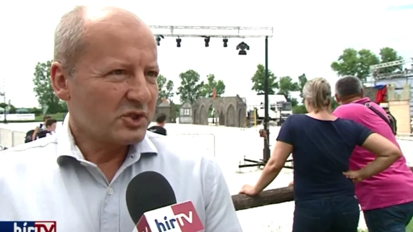 Meglevő tantárgyakba építenék be a hazafias oktatást