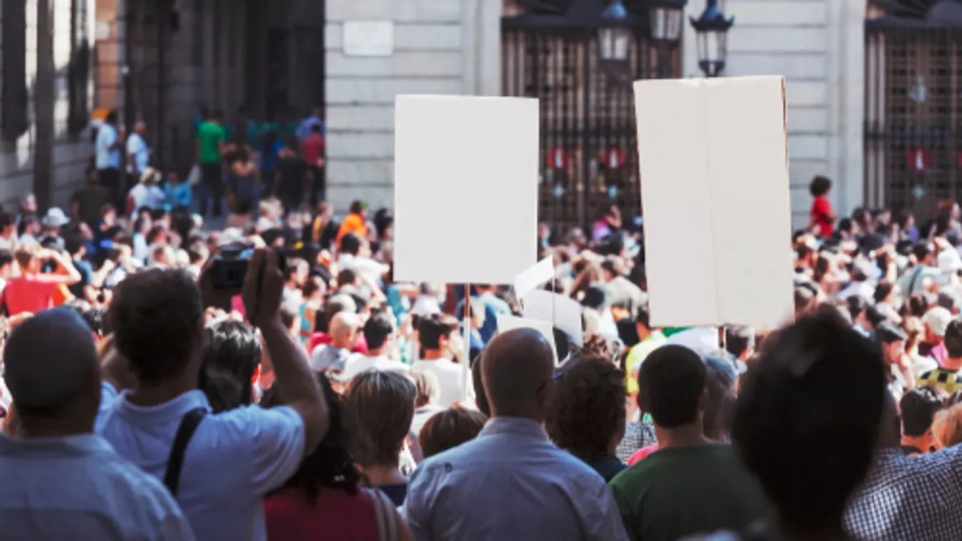 Tízezrek tüntettek Montenegróban az ország függetlensége mellett