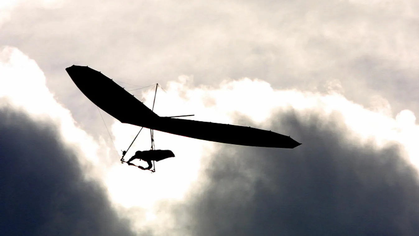 Tíz év fegyházbüntetés kiszabását kérte az ügyészség egy sárkányrepülővel marihuánát csempésző férfire