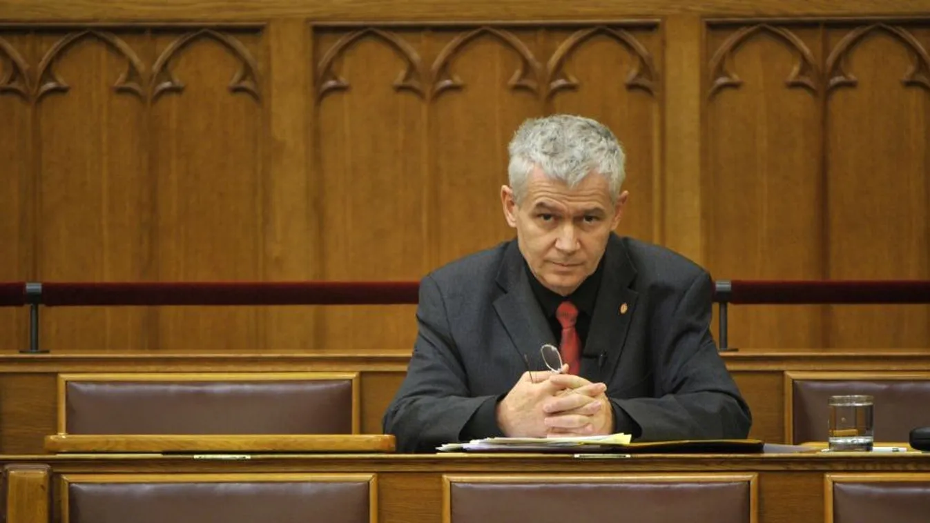 Polték nem vizsgálják az azeri korrupciót