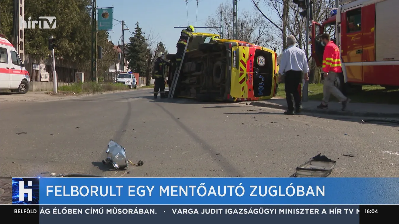 Felborult egy mentőautó Zuglóban