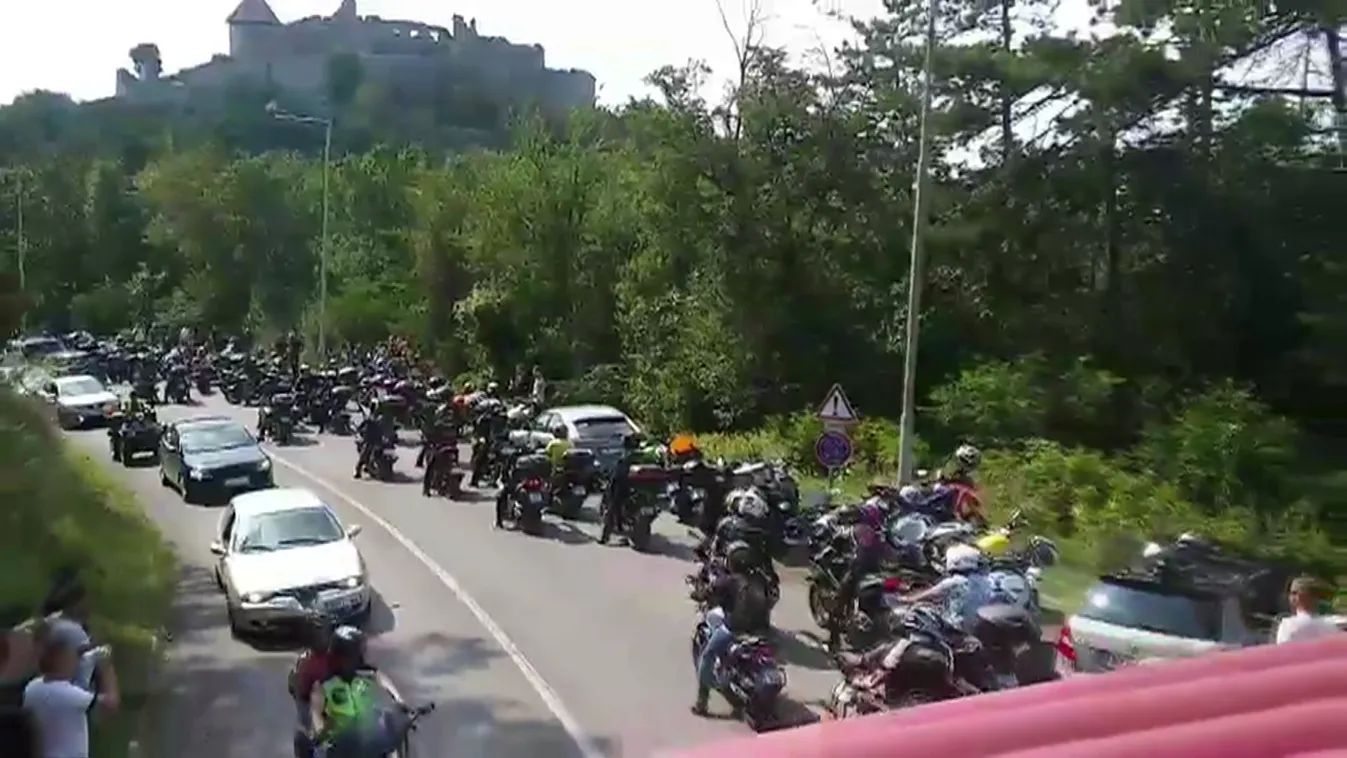Annyi motoros ment el Visegrádra a kitiltásuk ellen demonstrálni, hogy el sem fértek az úton