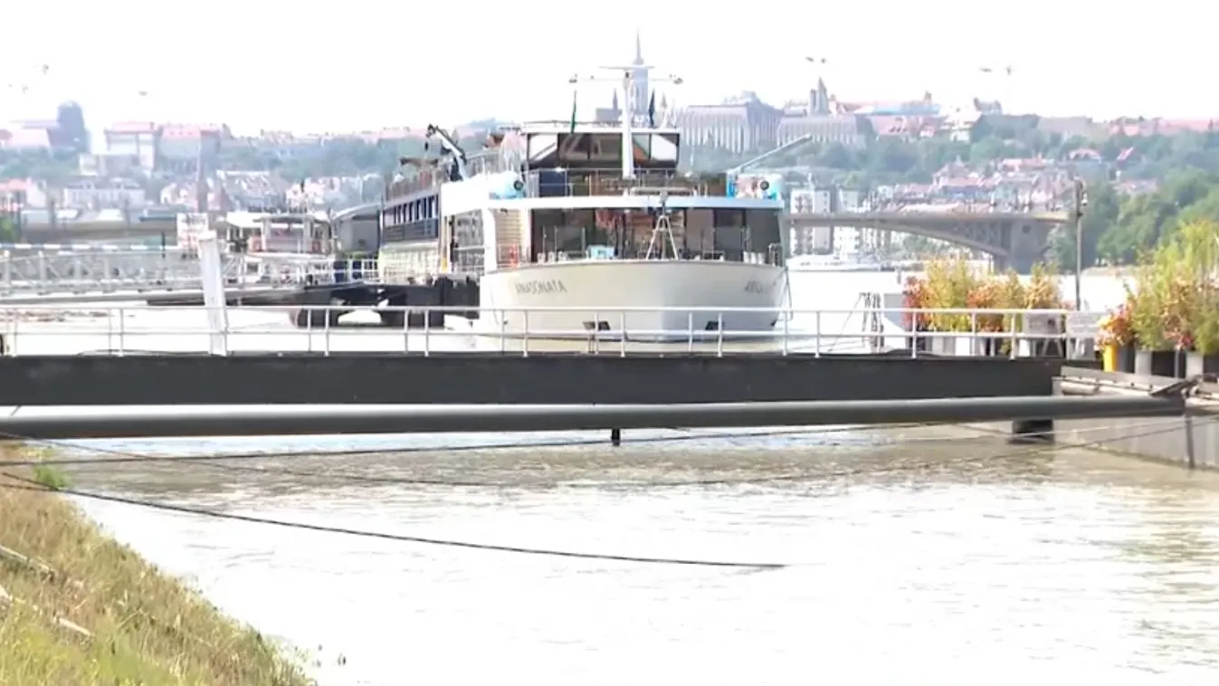 Ma éjjel tetőzhet a Duna a fővárosban, a víz a rakpartok szélét nyaldossa