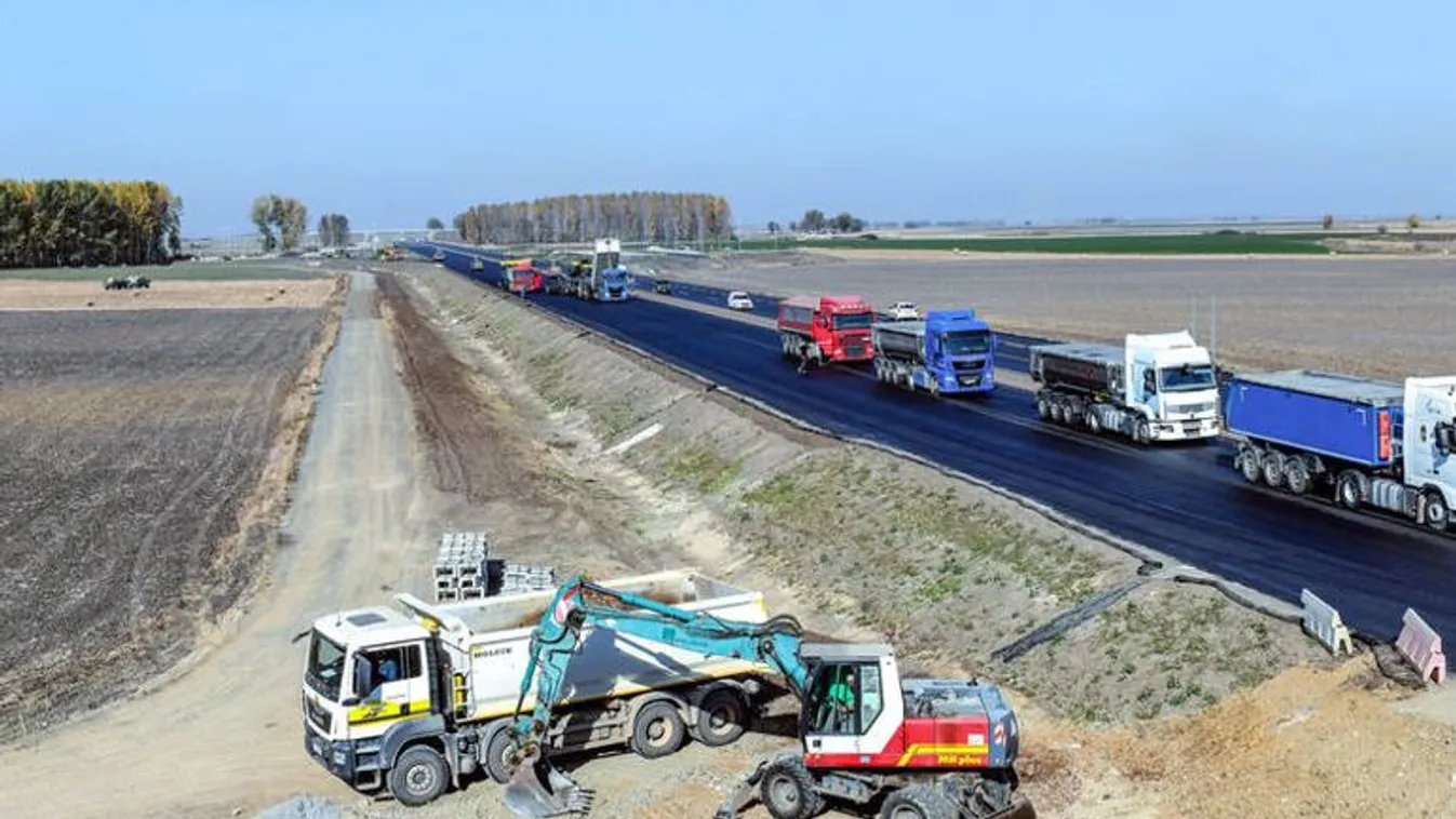 Négy sávon roboghatunk Itália felé