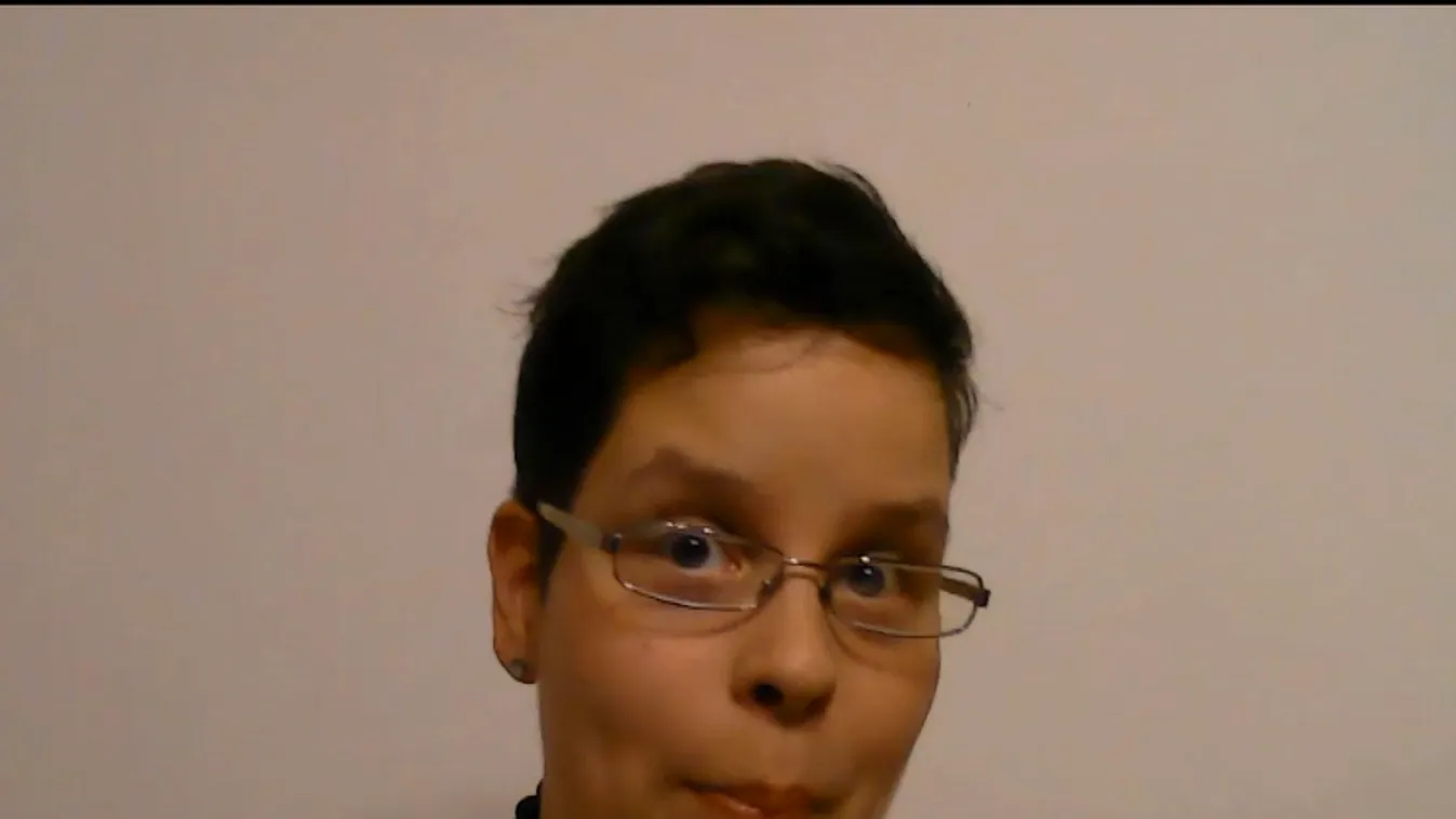 Betiltják a francia állami iskolákban az abaja, vagyis a bő, földig érő köntös viselését