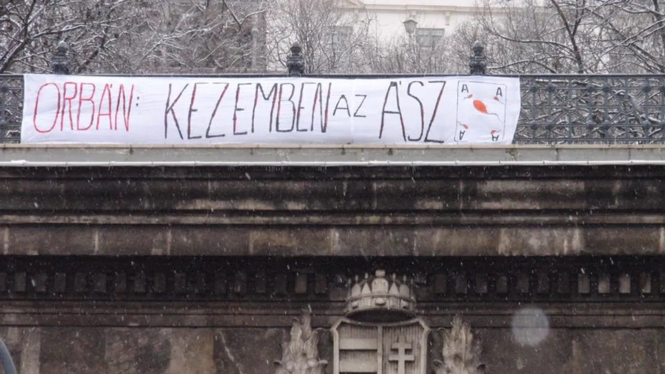 A „pártállami számvevőszék” ellen tiltakoztak Gulyás Mártonék