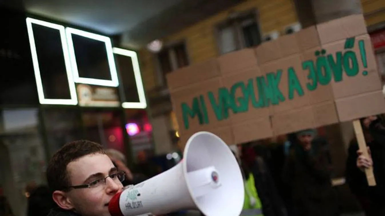 „Ha a kormány tesz a fiatalokra, nincs itt keresnivalónk”