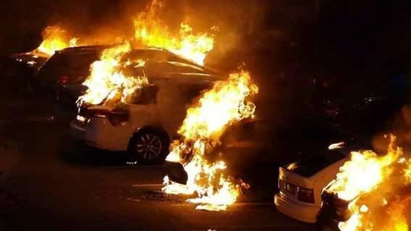 Autókat gyújtottak fel, rendőröket dobáltak meg kővel csuklyás fiatalok
