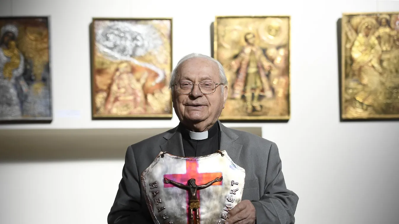 Szabó Ferenc jezsuita szerzetes a Hit pajzsa díj idei kitüntetettje