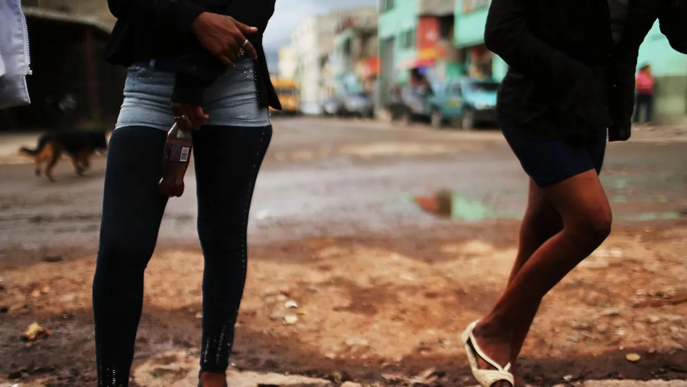 Egy exrendőr is erősítette a lányokat futtató bandát