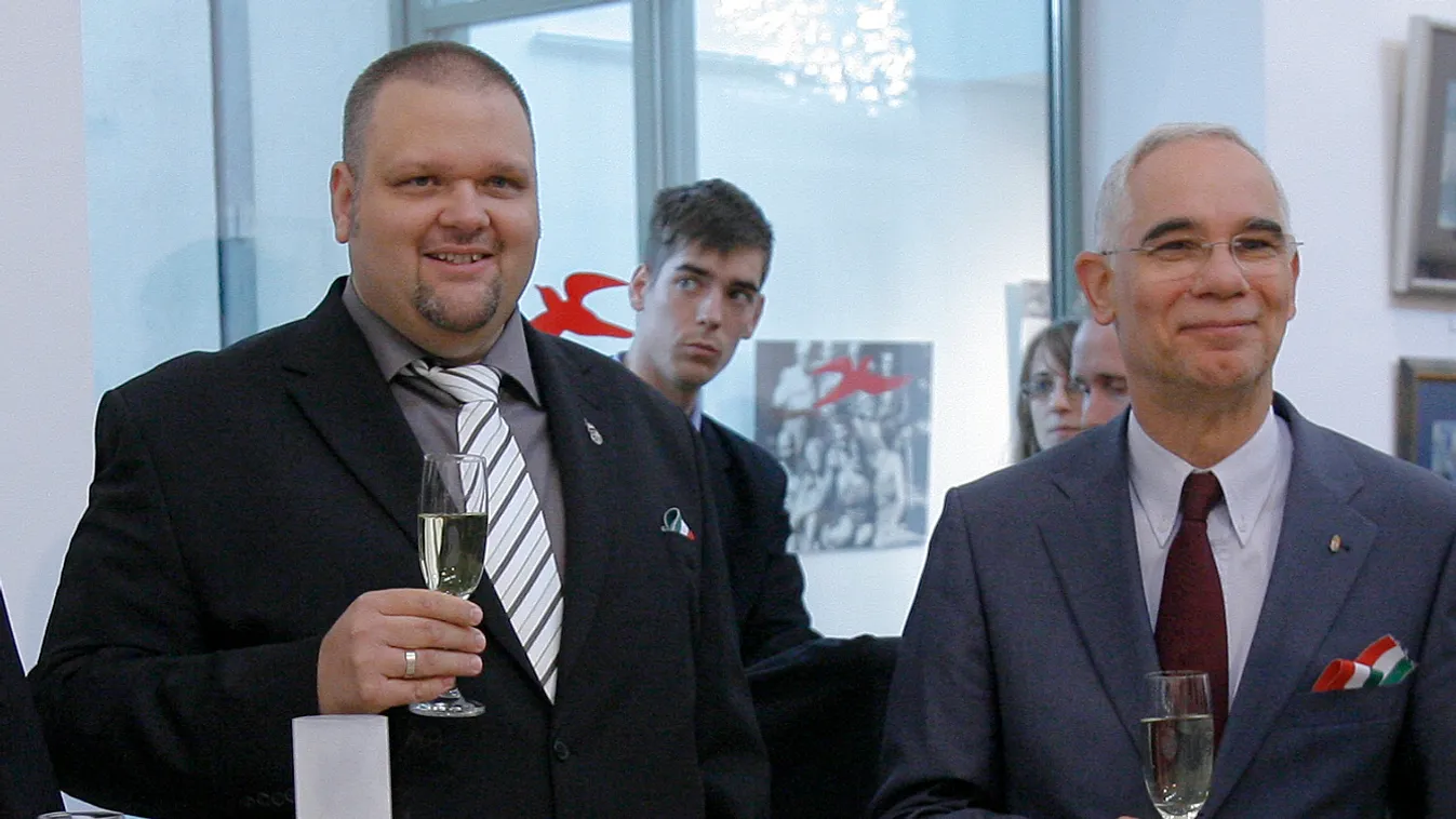 Fű alatt váltották le a havi 1,8 milliót kereső táborvezetőt