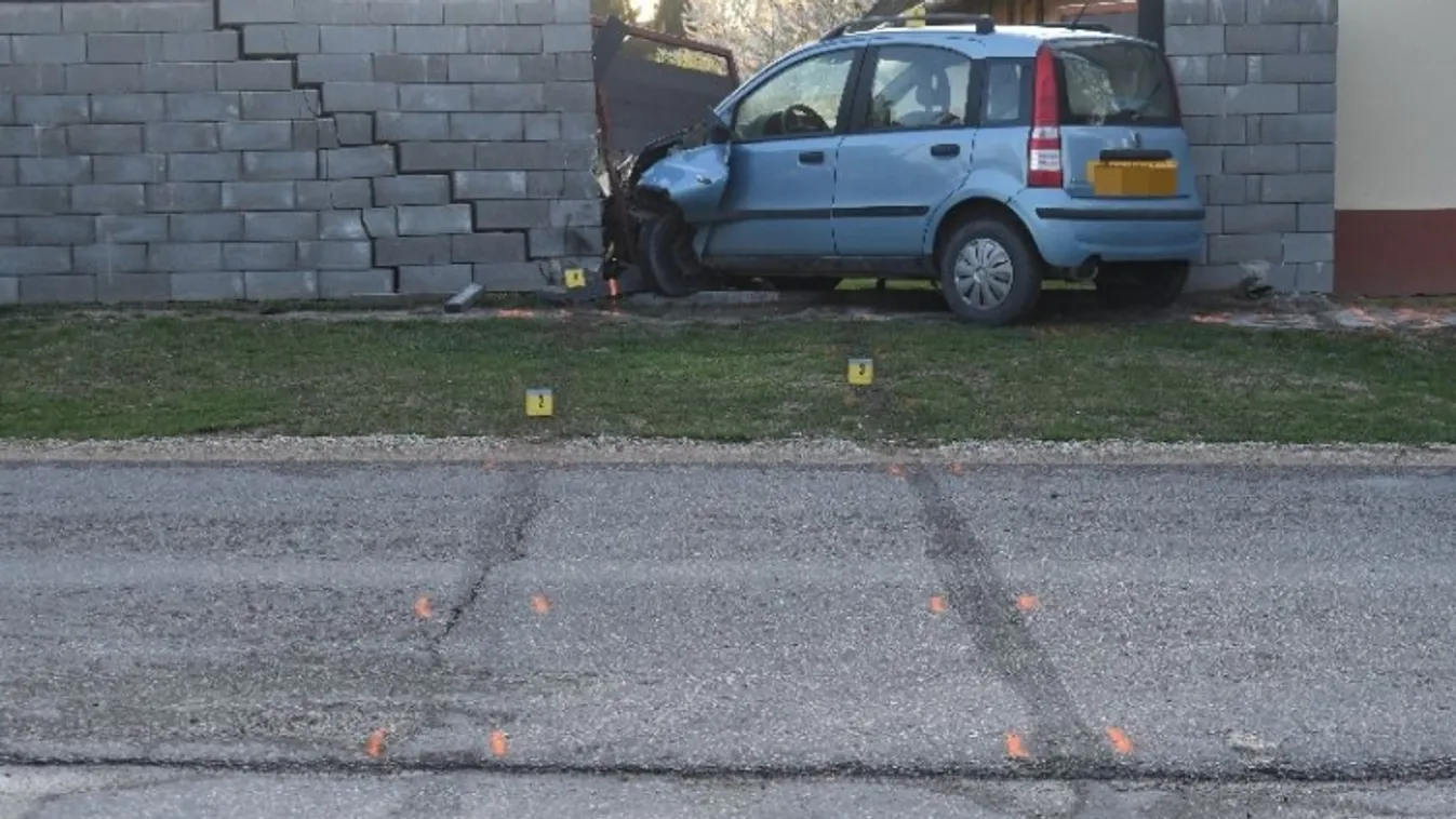 Egy ház kerítése állította meg